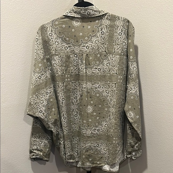 Green and White Button Down Shirt with Intricate Design - Picture 3 of 3